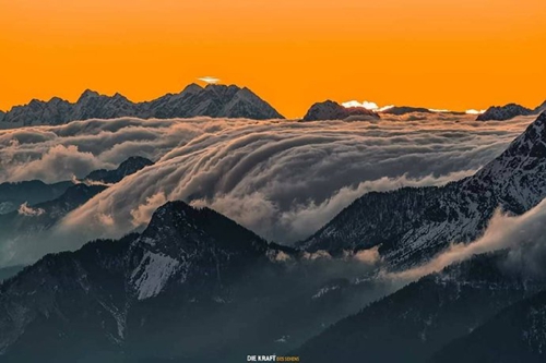 多布拉赤山（Dobratsch）的日出与云海