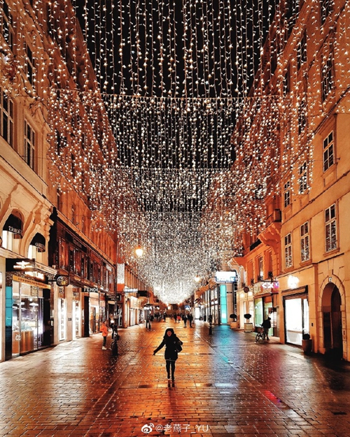 奥地利首都维也纳几万盏圣诞的灯珠已点亮